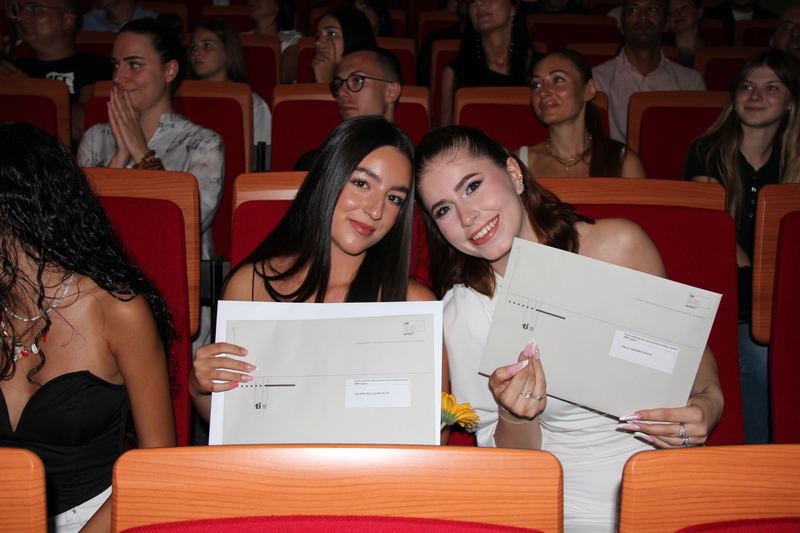 Due diplomate mostrano l'attestato federale di capacità