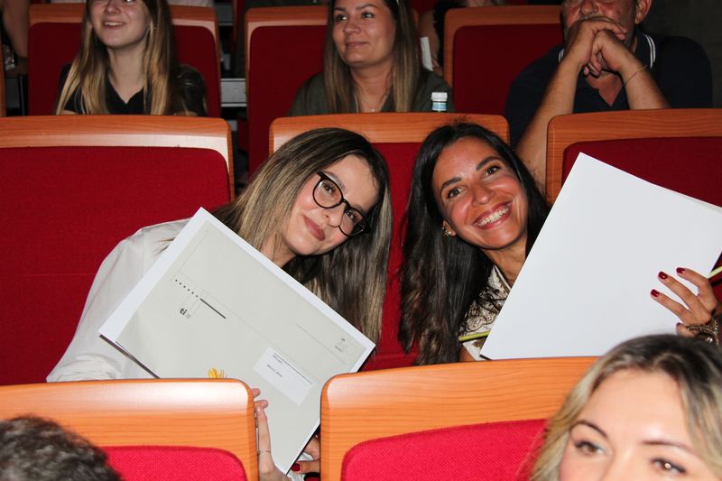 Sorrisi tra il pubblico con gli attestati appena ritirati