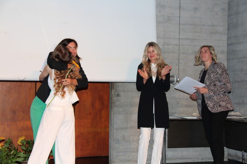 Abbraccio di congratulazioni durante la premiazione