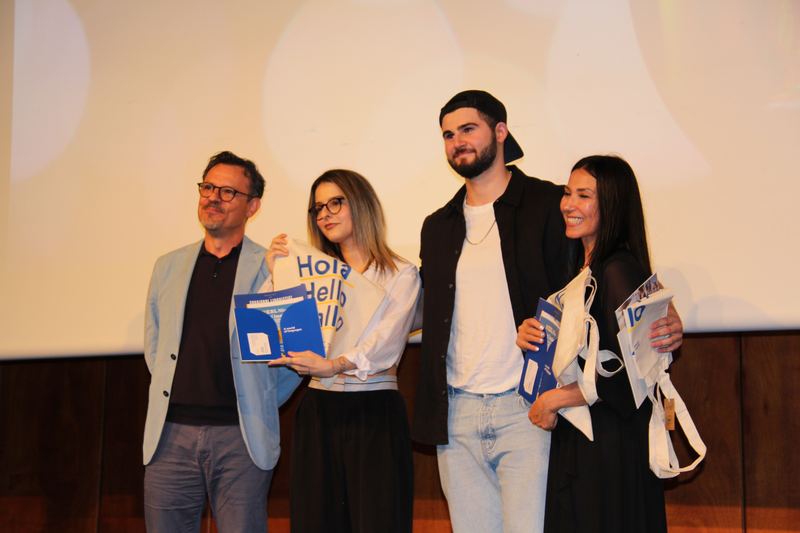 Consegna di un riconoscimento offerto dai partner della serata