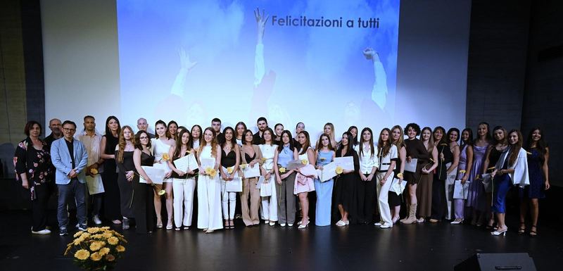 Foto di gruppo finale con tutte le persone diplomate della serata